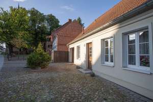 Direkt am Rhin: Haus im Altstadtkern mit Gäste-Bungalow und privater Uferfront