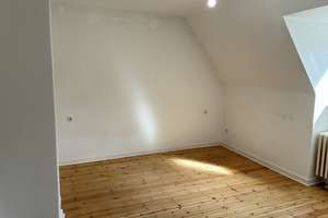 Gemütliche Dachgeschosswohnung mit Wannenbad – Hertzstraße 76, 24149 Neumühlen-Dietrichsdorf, Kiel – Vorschaubild 2