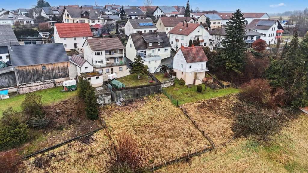 Immobilie in Dürmentingen - 972 m² Grundstück mit Aussicht – Zweifamilienhaus mit Potenzial zum attraktiven Einstiegspreis - Bild 2