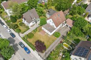Sanierungsbedürftiges 3-Familienhaus in München-Lerchenau mit charmantem Grundstück – Die vollständige Adresse der Immobilie erhältst du vom Anbieter., 80935 Lerchenau-Ost, München – Vorschaubild 2