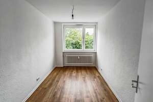 Frisch modernisiert! Ruhige & günstige 3-ZKB mit Balkon am Waldrand in Oberursel-Nord – Die vollständige Adresse der Immobilie erhältst du vom Anbieter., 61440 Oberursel (Taunus) – Vorschaubild 3