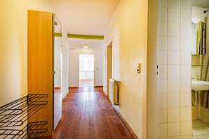BRUMANI | Charmante Altbauwohnung mit Dielen, hohen Decken & viel Licht in Weststadt – Die vollständige Adresse der Immobilie erhältst du vom Anbieter., 76185 Weststadt, Karlsruhe – Vorschaubild 2