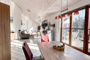 Wunderschöne Dachgeschosswohnung mit Kaminofen, zwei Balkonen und viel Privatsphäre in Reutlingen – Die vollständige Adresse der Immobilie erhältst du vom Anbieter., 72762 Reutlingen-Mitte, Reutlingen – Vorschaubild 2