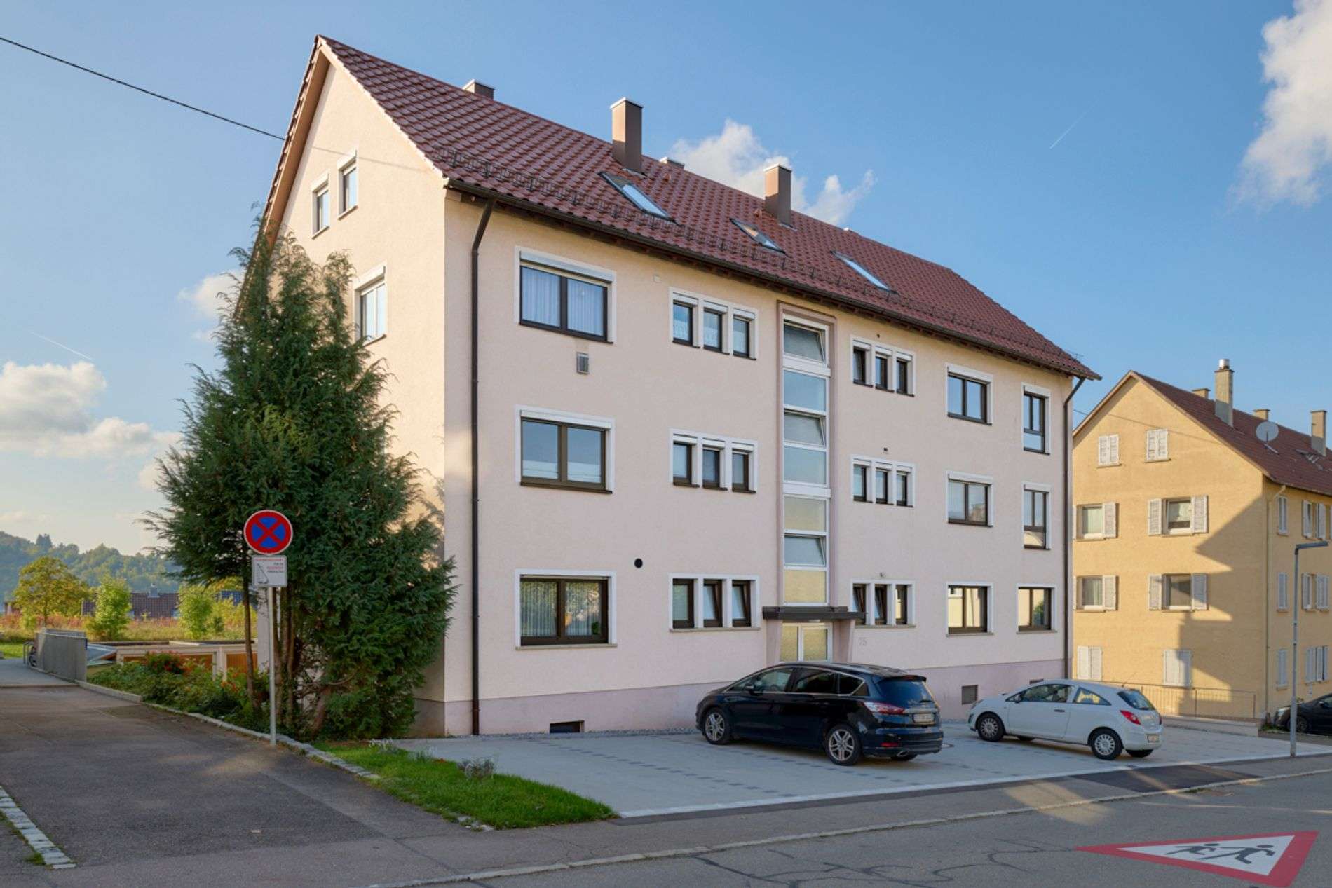 Sanierungsbedürftige 4-Zimmer-Wohnung mit 2 Garagen und Balkon, Reutlingen Kreis – Bild 3