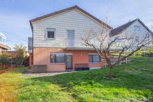 Gepflegter Bungalow mit Einliegerwohnung, Doppelgarage und großem Garten in ruhiger Hanglage