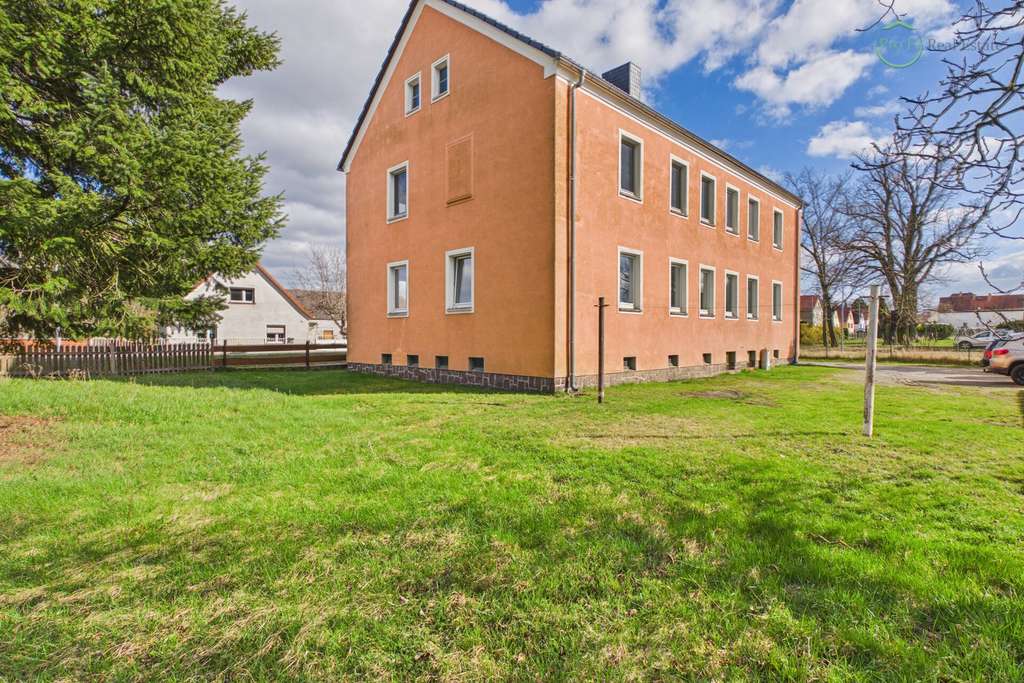 Immobilie in Hohenleipisch - Gepflegtes Mehrfamilienhaus mit 4 Wohneinheiten, Garagen und Ausbaupotenzial - Bild 2