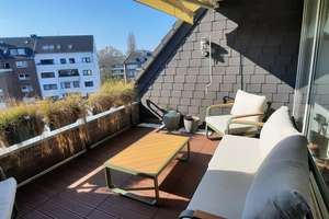 Lichtdurchfluteter DG-Traum in Krefeld: 3 Zimmer mit SW-Dachterrasse, moderner EBK & Garage!