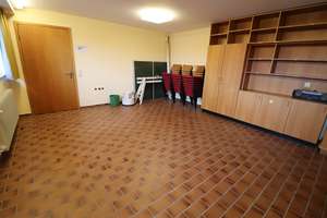 Ideal zur Umnutzung in Wohnraum - Ehemaliges Gemeindehaus mit großem Grundstück! – Die vollständige Adresse der Immobilie erhältst du vom Anbieter., 72525 Münsingen – Vorschaubild 4