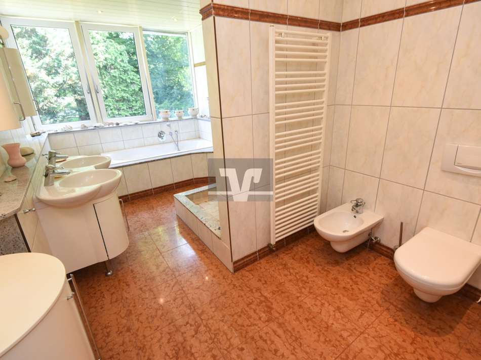 Helles und großzügiges Badezim