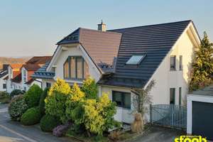 Wohnen auf höchstem Niveau – Einfamilienhaus in Top-Lage mit Einliegerwohnung und Doppelgarage – Die vollständige Adresse der Immobilie erhältst du vom Anbieter., 63864 Glattbach – Vorschaubild 1