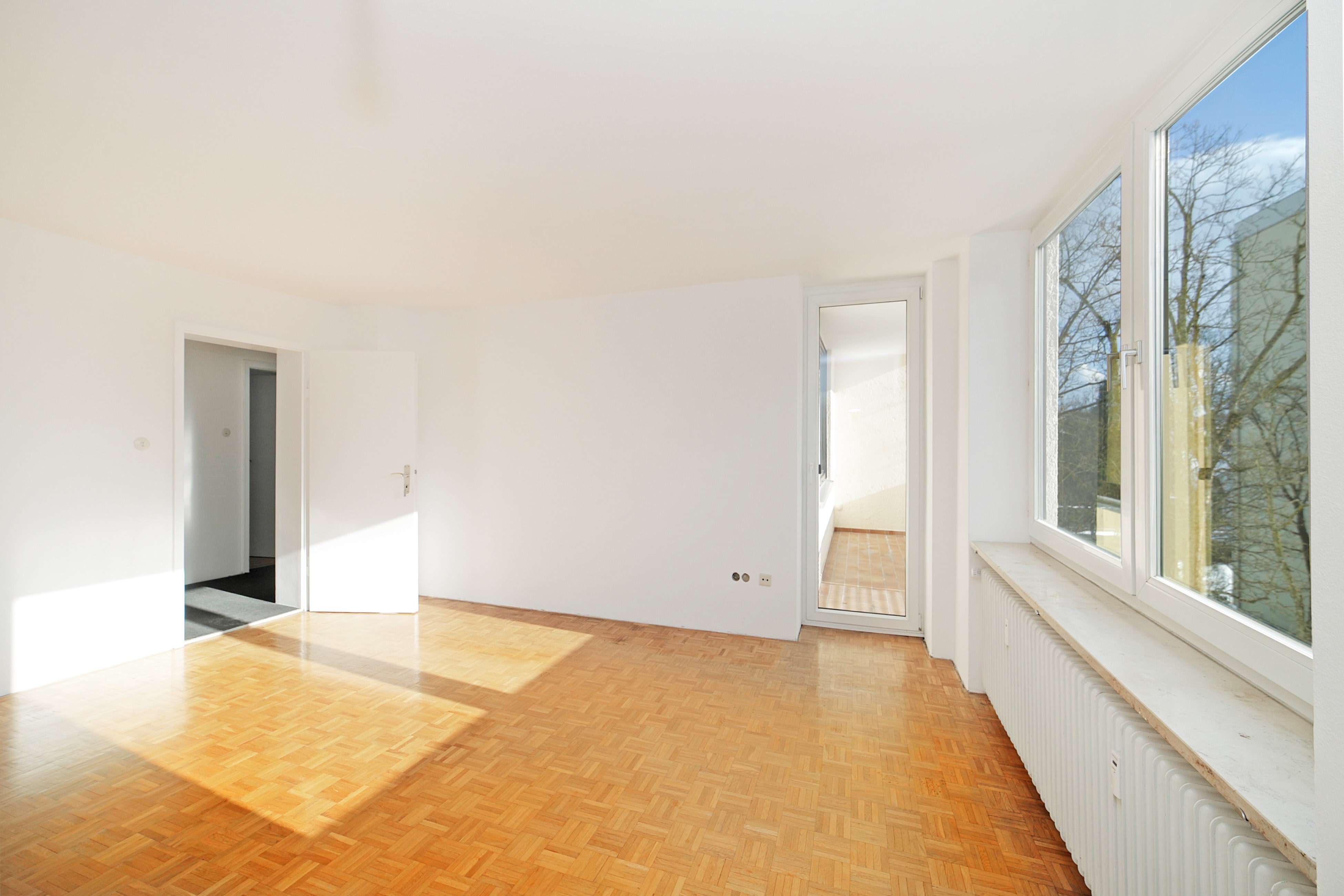 Familienwohnung mit Südloggia & Tageslichtbad – viel Potenzial in gepflegter Wohnanlage, München Kreis – Bild 2