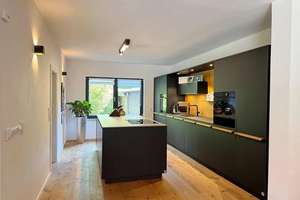 Zukunftssicheres Design-Atriumhaus: Klasse B, 12kWp PV, Klima, Kamin & Einlieger-Option