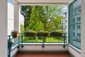 Bezugsfreie Wohnung in grüner Wohnlage von Steglitz: Perfekter Grundriss mit sonnigem Balkon! – Leonorenstraße 20, 12247 Lankwitz, Berlin – Vorschaubild 2