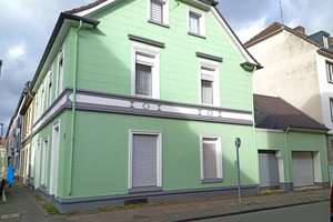 Wohnhaus mit Garage und Entwicklungspotential im Herzen von Krefeld zu verkaufen.