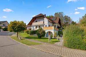 Herrschaftlich & Energieeffizient! Großzügiges Einfamilienhaus in idyllischer Alleinlage mit ELW! – Die vollständige Adresse der Immobilie erhältst du vom Anbieter., 91236 Alfeld – Vorschaubild 2