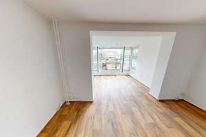 Lichterhellte 3-Raum-Wohnung mit Wintergarten