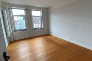 Großzügige, gut geschnittene 3-Zi-Wohnung mit Einbauküche und Balkon in zentraler Lage in Kiel Nord – Die vollständige Adresse der Immobilie erhältst du vom Anbieter., 24106 Wik, Kiel – Vorschaubild 1