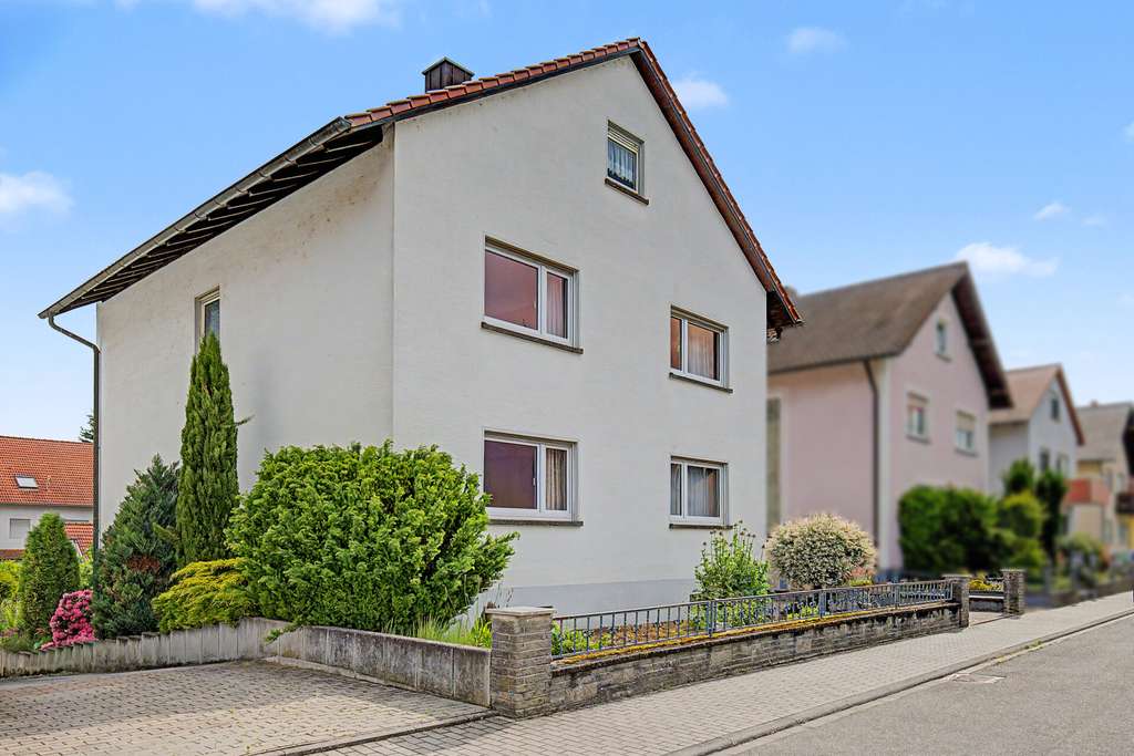Immobilie in Kraichtal - Viel Raum für Familie & Ideen – Zweifamilienhaus mit zwei Garagen und großem Grundstück - Bild 1