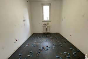 Idyllisch Lage mit viel Grün: Diese frisch renovierte 3-Zimmer-Wohnung wartet auf Sie! – Josephine-Lang-Weg 8, 81245 Obermenzing, München – Vorschaubild 2