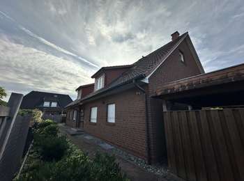 Kapitalanlage: Helle DG-Wohnung mit Balkon