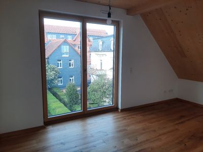 Neubau-Erstbezug Maisonette im Dachgeschoss: Wohnen im Holzhaus auf 2 Etagen mit Balkon