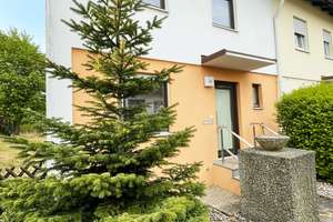 Attraktives Reihenkopfhaus in Heilsbronn – ruhige Lage, viel Platz und Garage inklusive – Die vollständige Adresse der Immobilie erhältst du vom Anbieter., 91560 Heilsbronn – Vorschaubild 1