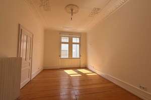 Altbaucharme trifft Wohnkomfort – Stilvolle 4-Zimmer-Wohnung mit Balkon, Tageslichtbad u. Stellplatz – Die vollständige Adresse der Immobilie erhältst du vom Anbieter., 60435 Eckenheim, Frankfurt am Main – Vorschaubild 2