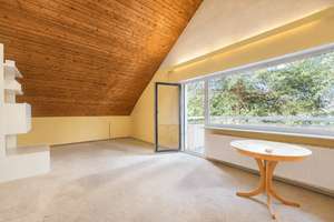 Charmante helle 2-Zimmer-Wohnung mit Balkon, hohen Decken und Einzelgarage in Stuttgart