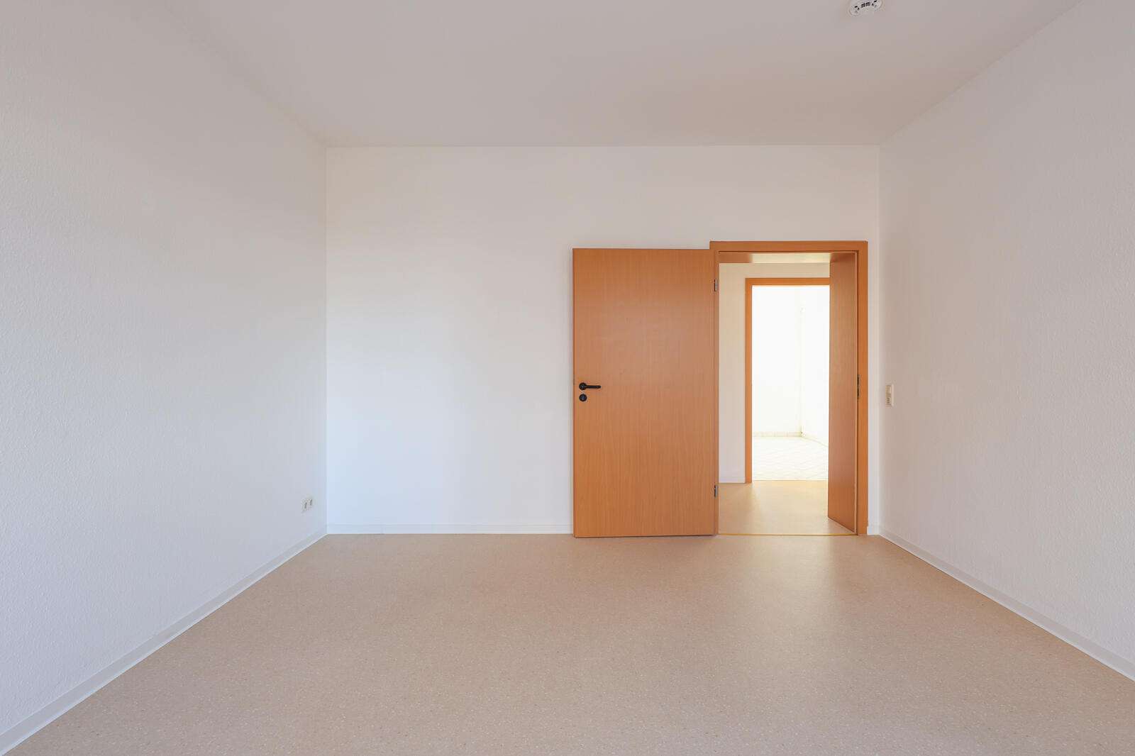 Immobilie in Lübben (Spreewald) - PROVISIONSFREI ! | 4-Zimmer ETW am Krankenhaus
98,16 m² | 1.OG | Balkon | denkmalgeschützter Altbau - Bild 7