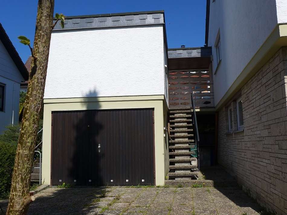 Gerätegarage & Aufgang zum EG