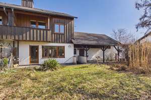 Charmantes Reihenendhaus mit großem Platzangebot, Studio im Dachgeschoss & viel Potential