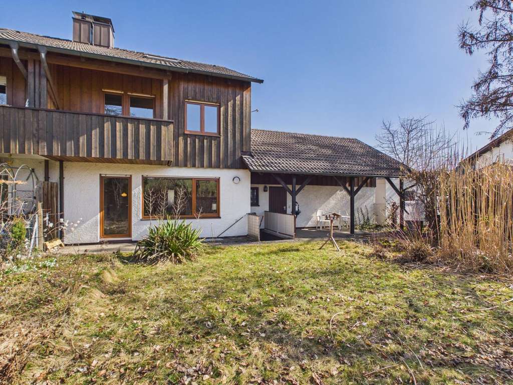 Immobilie in Grafing bei München - Charmantes Reihenendhaus mit großem Platzangebot, Studio im Dachgeschoss & viel Potential - Bild 0