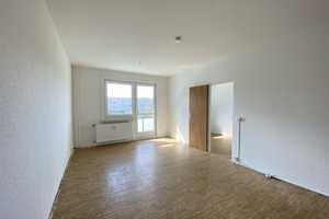 Sonniger Südbalkon mit Blick auf den Innenhof – Klandorfer Straße 28, 12689 Berlin – Vorschaubild 8