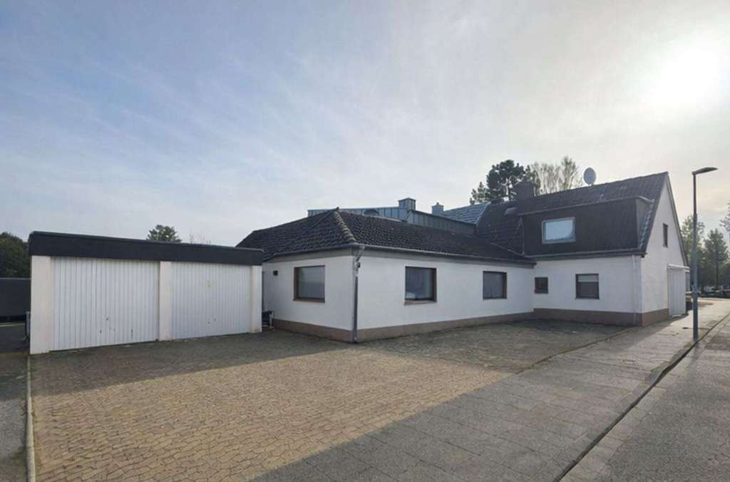 Immobilie in Euskirchen - Mehrfamilienhaus mit großem Garten in Euskirchen – ideal als Kapitalanlage oder für Eigennutzer - Bild 1