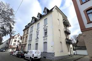 NEU! Bestens vermietete 4 ZKB-Altbauwohnung (1.OG) mit Balkon und Garage in der KA-Oststadt!