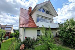 Ruhe und Platz, auch für 2 Generationen: Ein-/Zweifamilienhaus mit Doppelgarage in Warstein! – Die vollständige Adresse der Immobilie erhältst du vom Anbieter., 59581 Warstein – Vorschaubild 1
