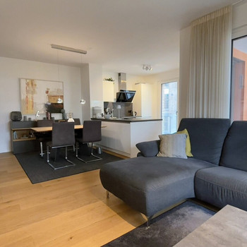 Moderne, lichtdurchflutete Drei-Zimmer-Wohnung mit Tiefgaragenstellplatz