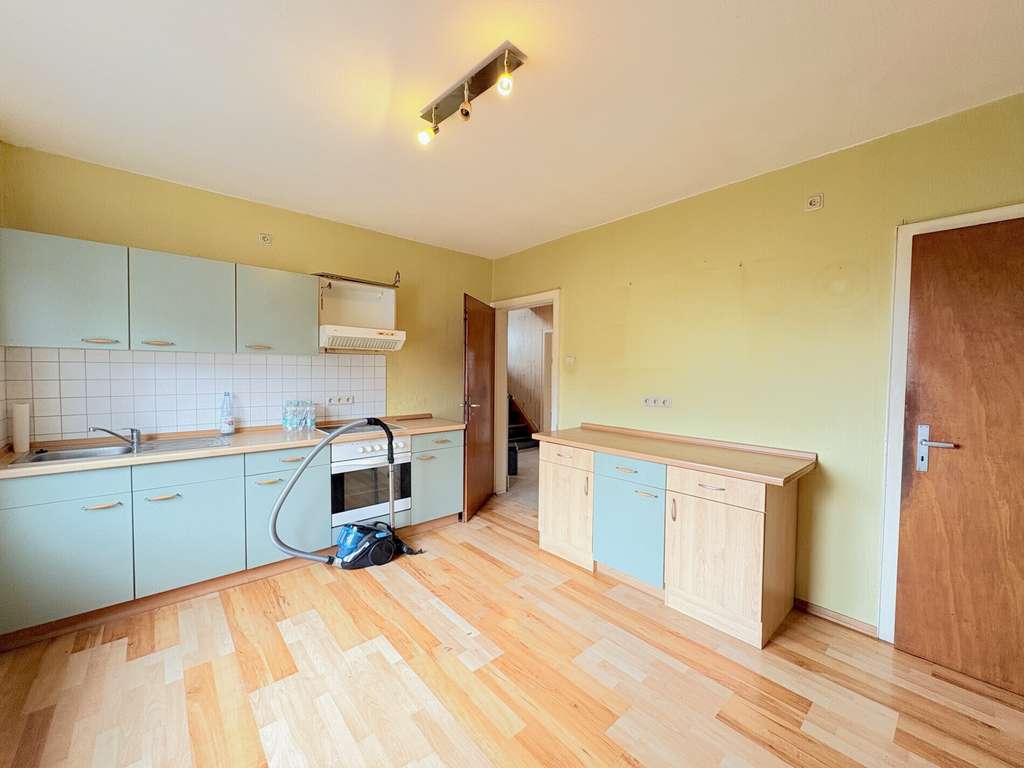 Immobilie in Kirchhain - Haus mit Charme und Entwicklungsmöglichkeiten – Garten, Keller und Garagen inklusive - Bild 3