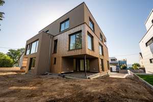  Neubauwohnung über zwei Etagen mit eigenem Garten, zwei Stellplätzen, Aufzug