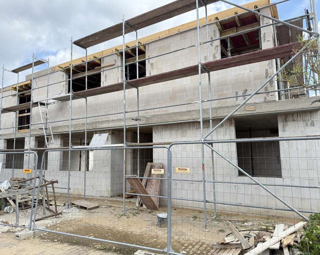 Immobilie in Korschenbroich - Genehmigtes Dreifamilienhaus im Rohbau mit großem Entwicklungspotenzial in Korschenbroich - Bild 1