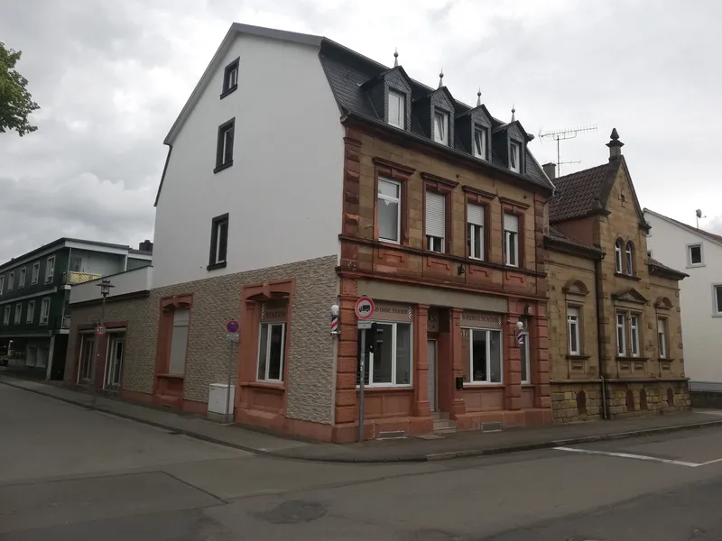 Mehrfamilienhaus mit Dachterrasse und Gewerbeteil