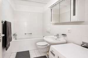 Bezugsfreie 3-Zi. Wohnung mit 2 Bädern, Balkon, Stellplatz & Concierge-Service in Prenzlauer Berg – Die vollständige Adresse der Immobilie erhältst du vom Anbieter., 10435 Prenzlauer Berg, Berlin – Vorschaubild 9