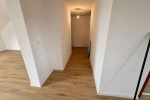 Renovierte 4-Zimmer-Dachgeschosswohnung mit Dachterrasse in Erlangen-Frauenaurach – Die vollständige Adresse der Immobilie erhältst du vom Anbieter., 91056 Frauenaurach, Erlangen – Vorschaubild 3