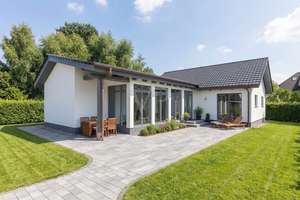 Bungalow in bester Lage von Zingst | Nur 3 Gehminuten zum Strand – Die vollständige Adresse der Immobilie erhältst du vom Anbieter., 18374 Zingst – Vorschaubild 2