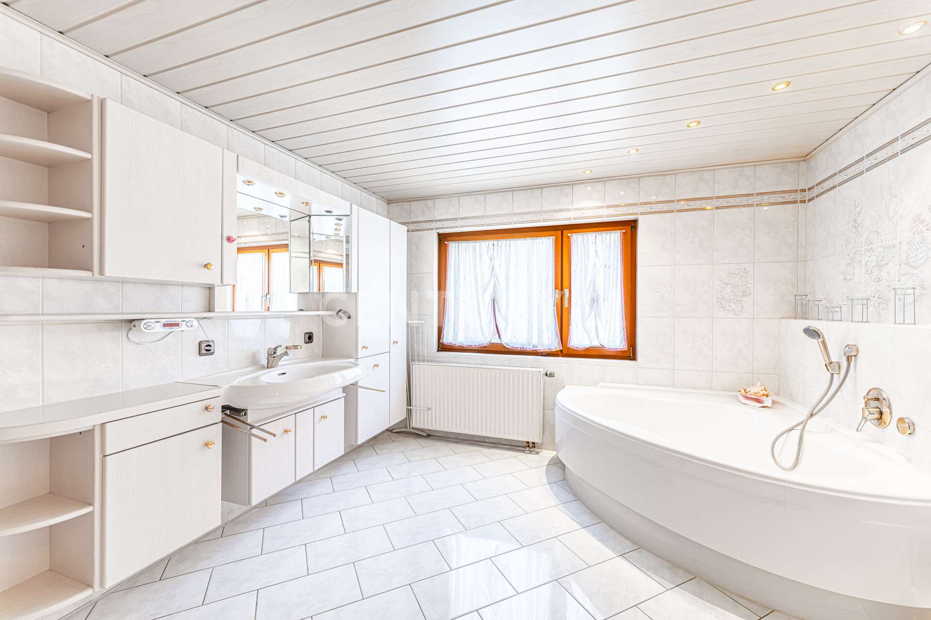 Immobilie in Hartenstein - Vielseitiges Anwesen mit großem Grundstück – Wohnen, Arbeiten, Gestalten - Bild 3