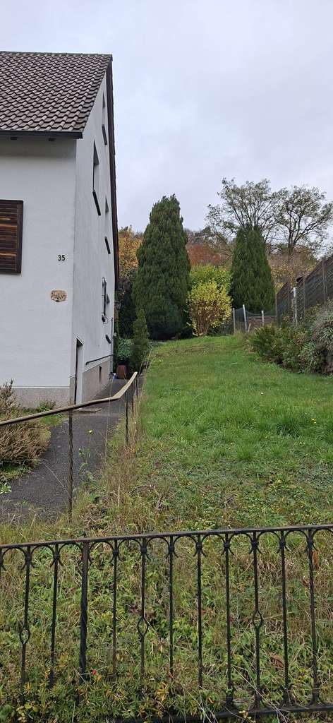 Immobilie in Biedenkopf - Einfamilienhaus in guter Lage im reinen Wohngebiet von Biedenkopf - stark Renovierungsbedürftig - Bild 2