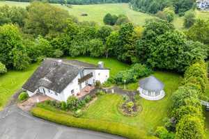 Die Kunst des Wohnens! Freistehendes Einfamilienhaus mit Doppelgarage in naturnaher Lage – Bernkastel-Wittlich (Kreis) – Vorschaubild 1