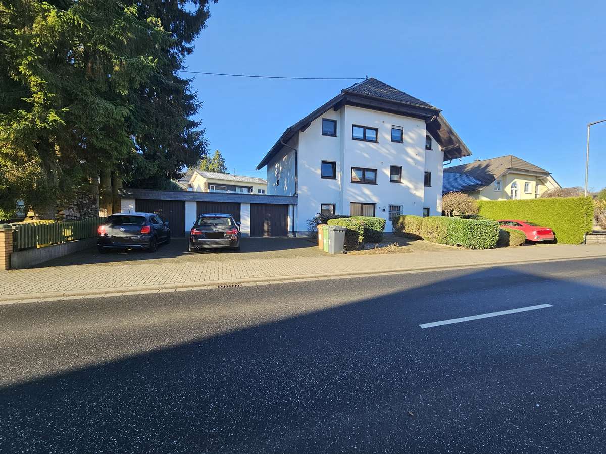 Top gepflegtes 3-Parteienhaus mit drei Garagen in sonniger Lage nahe Westerburg