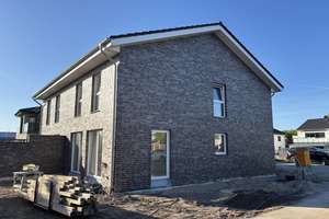 Erstbezug! Moderne Doppelhaushälfte in KFW-40-Standard mit Garten und Garage!