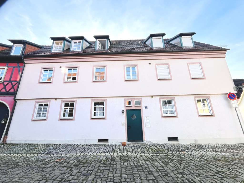 Immobilie in Haßfurt - Ab 1.2.2026 beziehbar! Attraktive 3 Zimmer-Wohnung auf zwei Ebenen, Einbauküche, Galerie und sonnig - Bild 1